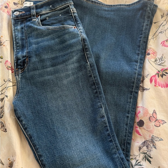 Abercrombrie Ultra High Rise Flare Jeans - Picture 7 of 9